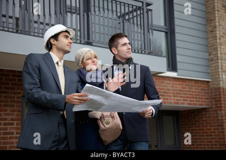 Paar im Gespräch mit Architekt Stockfoto