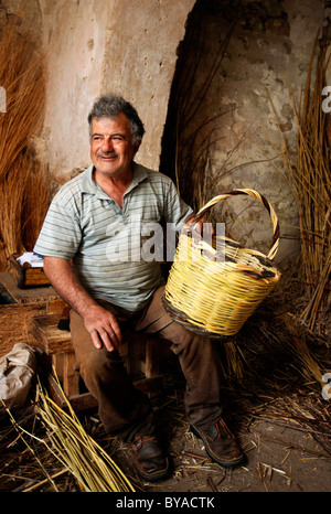 Volax Dorf, Insel Tinos, Griechenland. Herr Sigalas eines der letzten traditionellen Korbflechter in seiner Werkstatt. Stockfoto