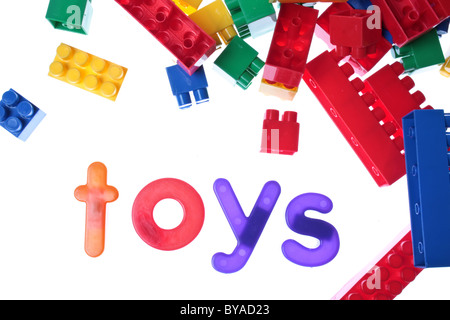 das Wort Spielzeug auf weiß mit Kinder Spielzeug Buchstaben geschrieben Stockfoto