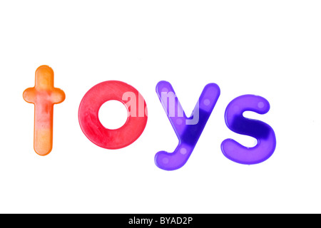 das Wort Spielzeug auf weiß mit Kinder Spielzeug Buchstaben geschrieben Stockfoto