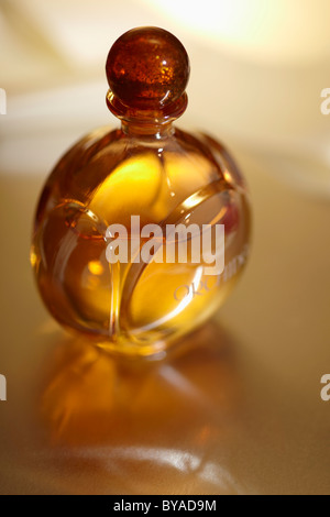 Parfüm-Flasche auf eine verspiegelte Oberfläche, mit farbigen Armbänder, gold Stockfoto