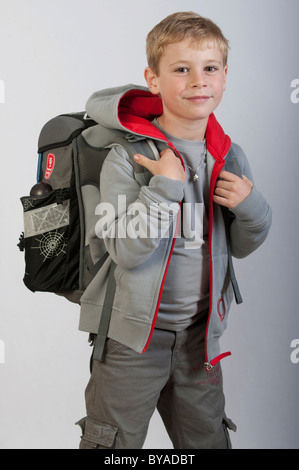 6 Jahre alten Jungen mit einer Schultasche, erste Grundschule Kind Stockfoto