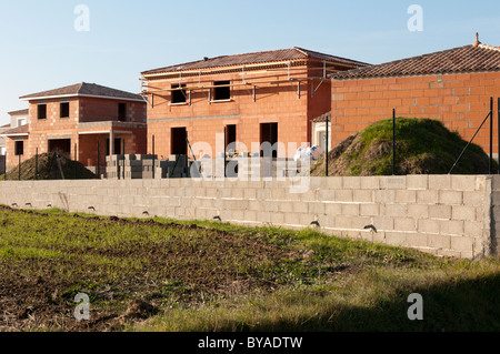 Eine neue Wohnsiedlung gebaut am Rande eines französischen Dorfes im Languedoc-Roussillon. Stockfoto