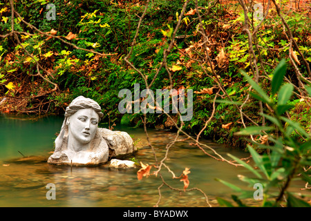 Die Statue der Nymphe Erkyna im Fluss mit dem gleichen Namen. Kria Federn, Livadia Stadt, Zentral-Griechenland Stockfoto