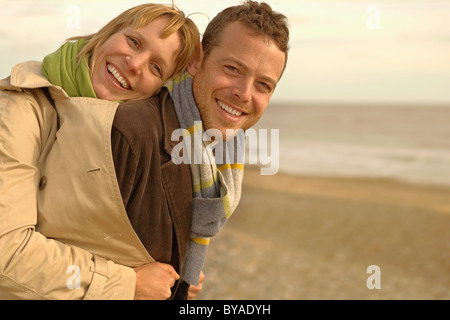 Frau Mann von hinten umarmen, am Strand Stockfoto