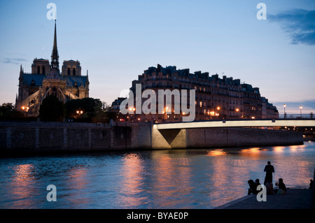 Blick auf den Sonnenuntergang auf der Rückseite der Basilika Notre Dame, Paris, Frankreich Stockfoto