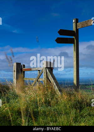 Wegweiser und Tor auf dem Cleveland Way Wanderweg in der Nähe von Sutton Bank North Yorkshire England UK United Großbritannien GB Großbritannien Stockfoto