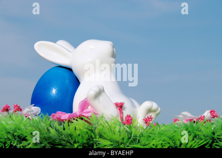 Ostereier Auf Blumenwiese Mit Himmel - Ostereier auf Blumenwiese und Sky 07 Stockfoto