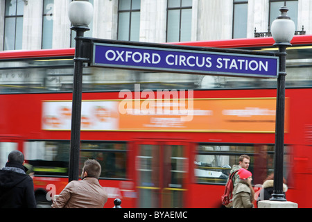 Ein Oxford Circus u-Bahn Station Schild mit einem beweglichen roten Londoner Bus vorbei in den Hintergrund Stockfoto