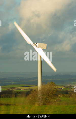 Zwei scharfe Windkraftanlagen produziert Ökostrom Stockfoto