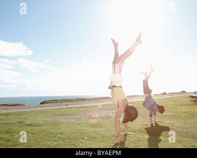 Mutter und Sohn Hand steht dabei Stockfoto