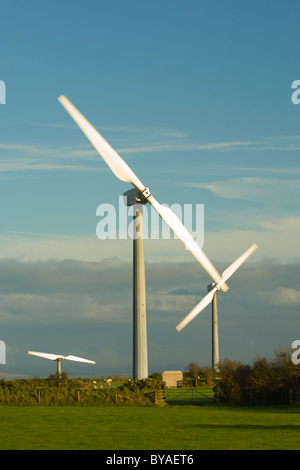 Zwei scharfe Windkraftanlagen produziert Ökostrom Stockfoto