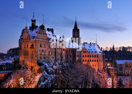 Schloss Sigmaringen Schloss im Winter in der Dämmerung, Landkreis Sigmaringen, Baden-Württemberg, Deutschland, Europa Stockfoto