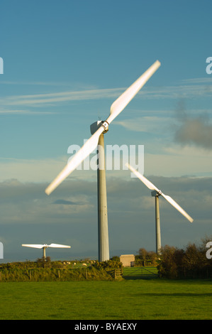 Zwei scharfe Windkraftanlagen produziert Ökostrom Stockfoto