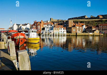 Boote Boot im Hafen von Whitby North Yorkshire England vertäut Großbritannien Großbritannien GB Großbritannien Stockfoto