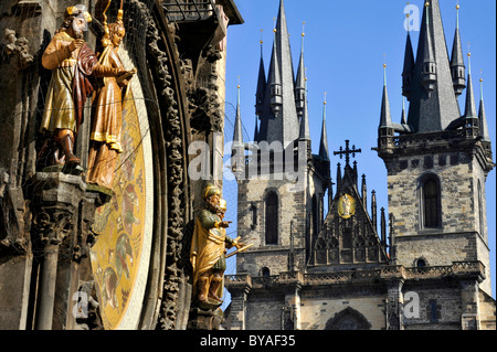 Allegorische Statuen auf dem Prager Orloj auf dem Uhrturm des Altstädter Rathaus, Teynkirche, Altstädter Ring Stockfoto