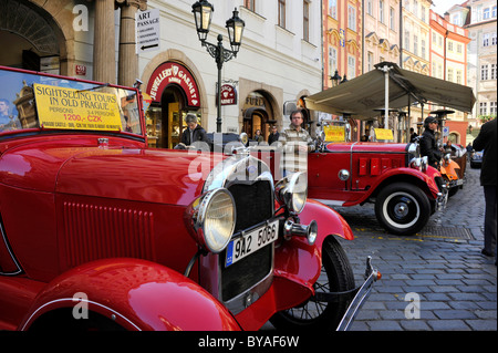 Oldtimer angeboten für Sightseeing Touren, kleiner Platz, Altstadt, Prag, Böhmen, Tschechische Republik, Europa Stockfoto