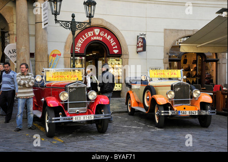 Oldtimer angeboten für Sightseeing Touren, kleiner Platz, Altstadt, Prag, Böhmen, Tschechische Republik, Europa Stockfoto