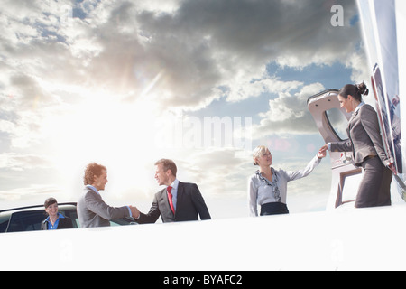 Führungskräfte auf corporate jet Stockfoto