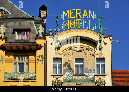 Giebel mit Schriftzug Meran Hotel im Art Nouveau Stil, Wenzelsplatz, Prag, Böhmen, Tschechische Republik, Europa Stockfoto