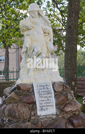 Skulptur auf dem Hof des Dagdas Svetas Trisvienibas Romas Katolu Baznica, Dagda Holy Trinity Roman Catholic Church Stockfoto