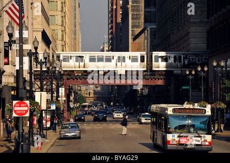 Erhöhten Zug Lin in Chicago, und El, L, CTA, bus, Taxi, Chicago, Illinois, Vereinigte Staaten von Amerika, USA Stockfoto