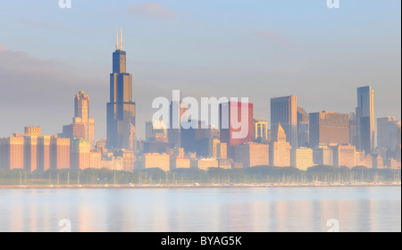 Nebligen Atmosphäre nach Sonnenaufgang, 311 South Wacker Aon Center, 77 West Wacker Drive, Erbe im Millennium Park, CNA Center Stockfoto