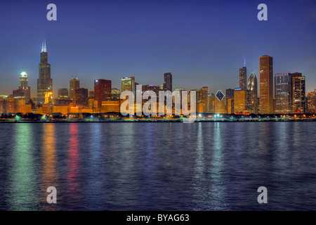 Dämmerung, Willis Tower, ehemals Sears Tower, 311 South Wacker, John Hancock Center, Aon Center, 77 West Wacker Drive Stockfoto