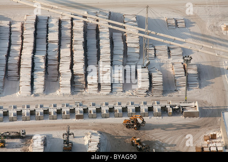 Luftbild, Holzpfähle, Sägewerk, Egger Holzwerkstoffe Brilon GmbH & Co. KG, Brilon, Nordrhein-Westfalen, Deutschland, Europa Stockfoto