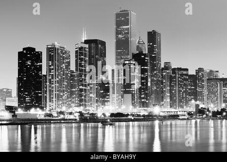 Schwarz und weiß, Nacht erschossen, Aon Center, zwei Prudential Plaza, John Hancock Center, Diamond Tower, Skyline, Lake Michigan Stockfoto