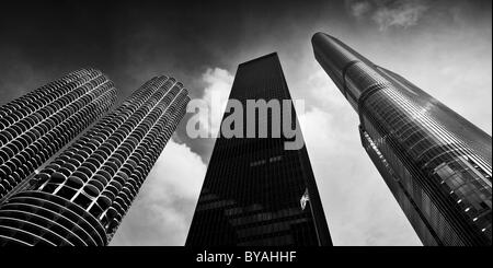 Schwarz und weiß, Blick auf die Marina City Twin Towers, 330 North Wabash, ehemaliger IBM-Gebäude, Trump International Tower, Schleife Stockfoto