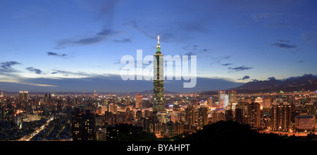 Panoramablick auf die Stadt Skyline bei Nacht mit berühmten 101 Wolkenkratzer und Gebäude in Taipei, Taiwan. Stockfoto