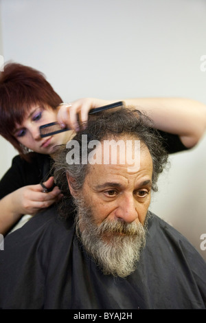 Obdachloser wird Haarschnitt Stockfoto