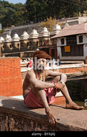 Ein Sadhu in Pashpatinath, die heilige Stätte für Nepali Hindus, direkt neben dem heiligen Fluss Bagmati, im Tal von Kathmandu, Nepal. Stockfoto