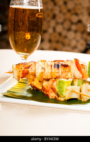 frische Hähnchen und Gemüse Spieße auf ein Palm-Leaf-thai-Stil Stockfoto