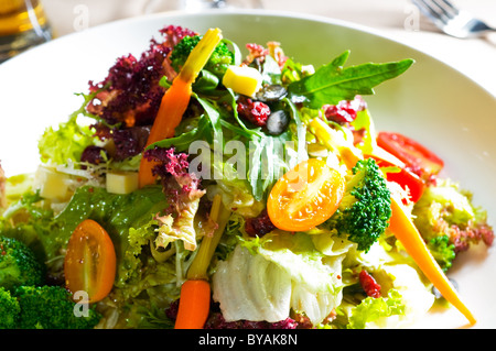 frisches Gemüse Salat extrem nah oben, sehr gesunde Ernährung Stockfoto