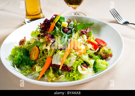 frisches Gemüse Salat extrem nah oben, sehr gesunde Ernährung Stockfoto