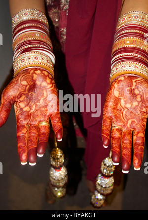 Henna Hände indische Braut mit traditionellen Armreifen Stockfoto