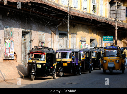 Straßenszene mit Tuk Tuks warten Tarife Mattancherry, Cochin, Kerala, Indien Stockfoto