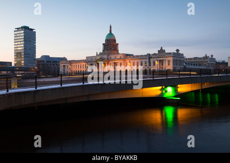 Das Custom House in Dublin in der Nacht beobachtet über den Fluss Liffey Stockfoto