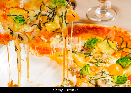 frische italienische dünne Stil vegetarische Pizza mit frischem gemischtem Gemüse hautnah Stockfoto