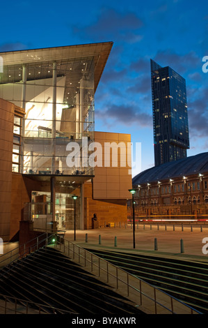 Bridgewater Hall, 1996 eröffnet, internationale Konzerthalle mit Beetham Tower höchste Gebäude in Manchester, auf der rechten Seite. Stockfoto