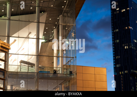 Bridgewater Hall, 1996 eröffnet, internationale Konzerthalle mit Beetham Tower höchste Gebäude in Manchester, auf der rechten Seite. Stockfoto