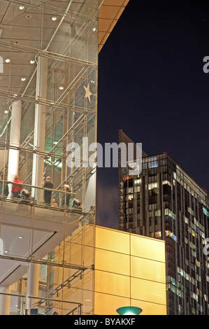 Bridgewater Hall, 1996 eröffnet, internationale Konzerthalle mit Beetham Tower höchste Gebäude in Manchester, auf der rechten Seite. Stockfoto