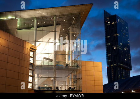 Bridgewater Hall, 1996 eröffnet, internationale Konzerthalle mit Beetham Tower höchste Gebäude in Manchester, auf der rechten Seite. Stockfoto