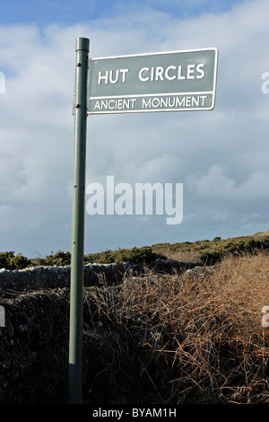 Ein altes Denkmal Zeichen an der Stelle des 2000 Jahre alten Hütte Kreise auf Holyhead Mountain, Isle of Anglesey, North Wales Stockfoto