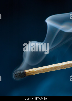 Ein gewöhnlicher Haushalt Sicherheit Match - Rauchen, auf schwarz. Stockfoto