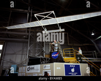 Welt Rekord Papierflieger innerhalb einer Langley Hangars. Stockfoto