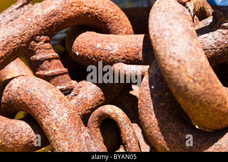 Heavy Metal Halskette in einem Haufen auf dem Portland-Pier in die alten Hafen von Portland, Maine Stockfoto