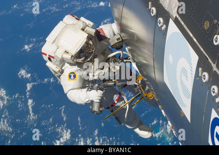 Astronaut Randy Bresnik in der Nähe des Columbus-Labors, die Durchführung von extra vehicular Activity STS 129 21. November 2009 Stockfoto